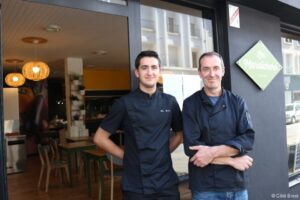 Tom et Joseph - père et fils - devant leur restaurant