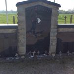 Ooooh... Mais regarde, on distingue le reflet d'un Chevalier dans la stèle!