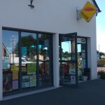 Il y avait ici, dehors, une petite terrasse où nous prîmes un café et un thé sans sucre ;-)