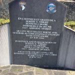 Stèle R Wright - Kenneth Moore