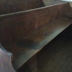 L'église d'Angoville au Plain (ses bancs avec les traces de 1944)