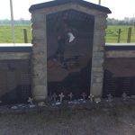 16h50 – Ooooh... Mais regarde, on distingue le reflet d'un Chevalier dans la stèle!