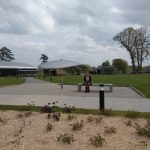 Ah oui tu es là ! Mais à qui écris-tu ?....